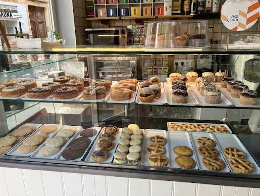 Vitrina de la tienda con bollería, galletas, magdalenas y tartaletas