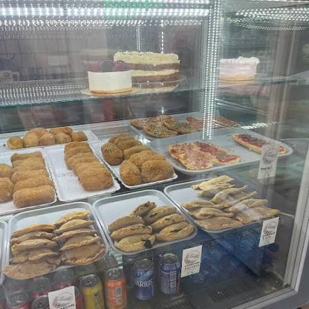 Vitrina con empanadas, pizzas, tartas y tortas